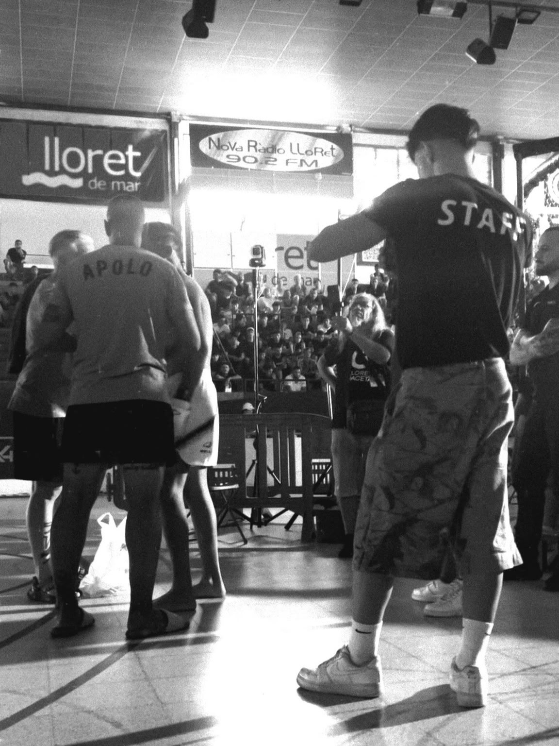Samuel de espaldas como parte del staff de Nova Fight Legacy durante un evento